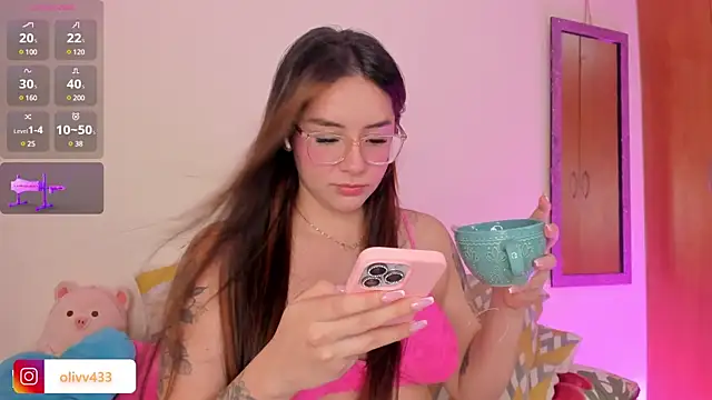 Snapshot of olivia__s chatting on 03.23.25 olivia s online show from 03.23.25