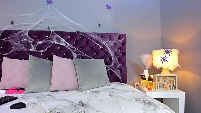 Snapshot of MauraGray chatting on 10.29.25 MauraGray online show from 10.29.25