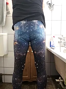 Snapshot of feathersify chatting on 10.20.25 feathersify online show from 10.20.25