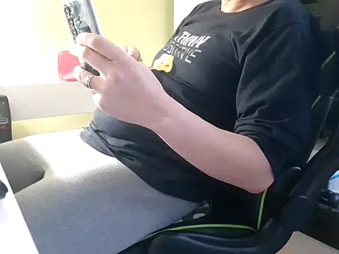 Snapshot of feathersify chatting on 10.21.25 feathersify online show from 10.21.25