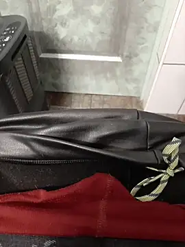 Snapshot of feathersify chatting on 11.06.25 feathersify online show from 11.06.25