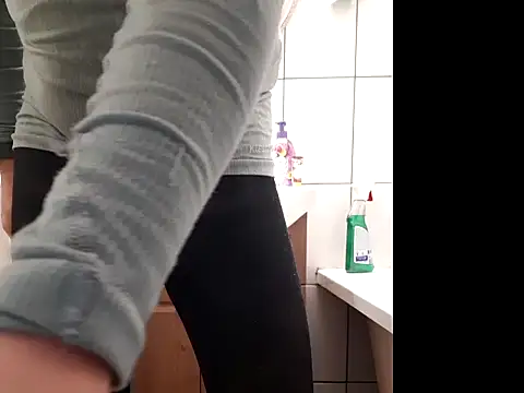 Snapshot of feathersify chatting on 11.17.25 feathersify online show from 11.17.25