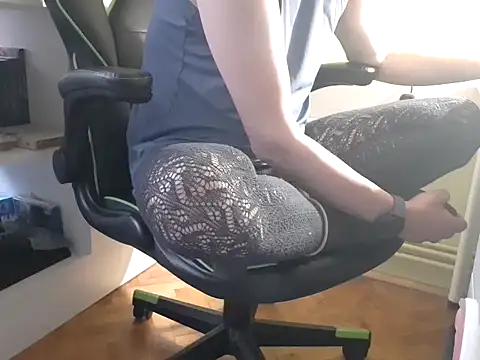 Snapshot of feathersify chatting on 11.18.25 feathersify online show from 11.18.25