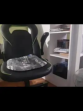 Snapshot of feathersify chatting on 12.05.25 feathersify online show from 12.05.25