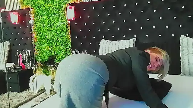 Snapshot of InannaStar chatting on 03.10.26 InannaStar online show from 03.10.26