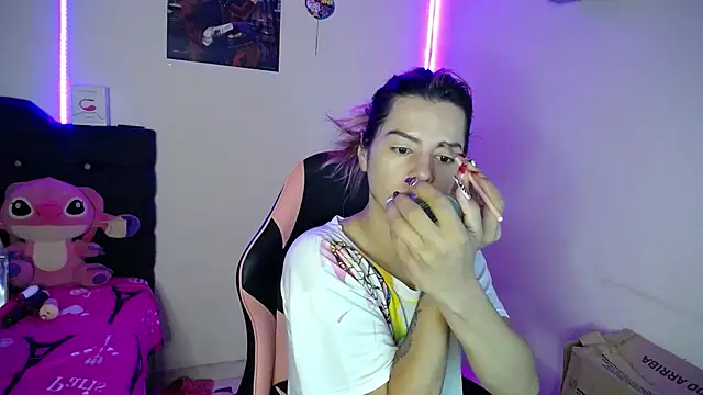 Snapshot of yuliana_19 chatting on 10.06.25 yuliana 19 online show from 10.06.25