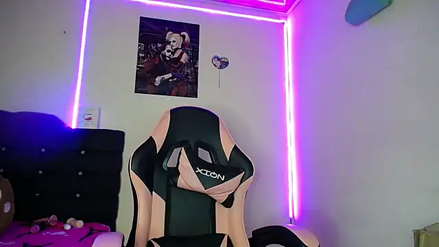 Snapshot of yuliana_19 chatting on 10.14.25 yuliana 19 online show from 10.14.25