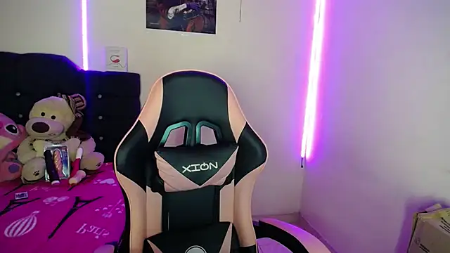 Snapshot of yuliana_19 chatting on 10.22.25 yuliana 19 online show from 10.22.25