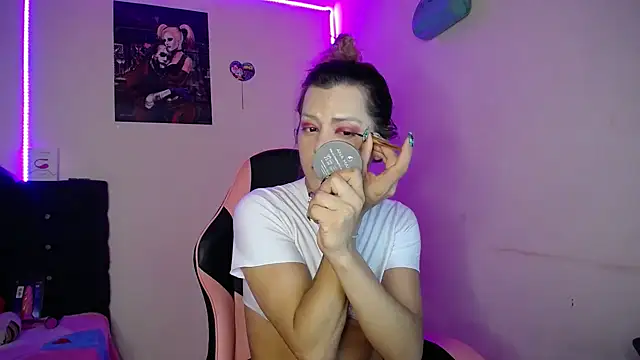 Snapshot of yuliana_19 chatting on 11.26.25 yuliana 19 online show from 11.26.25