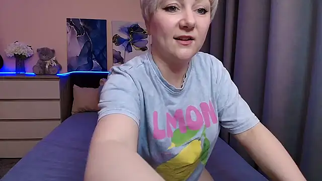 Snapshot of BlondPearl chatting on 07.16.26 BlondPearl online show from 07.16.26