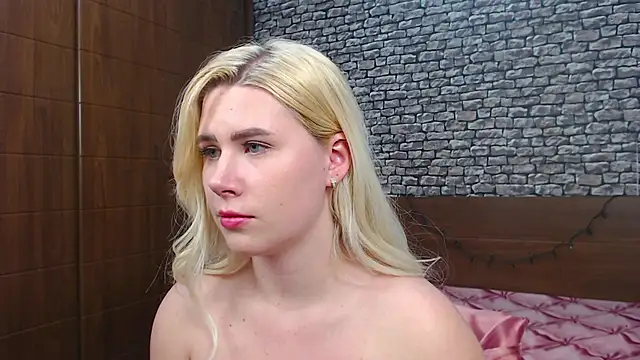 Snapshot of CuteBlondeMe chatting on 03.09.25 CuteBlondeMe online show from 03.09.25