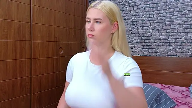 Snapshot of CuteBlondeMe chatting on 06.18.26 CuteBlondeMe online show from 06.18.26