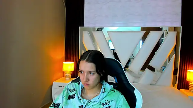 Linda4Petite online show from 11.02.25