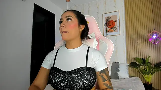 Snapshot of CameronCollins_ chatting on 10.31.25 CameronCollins online show from 10.31.25