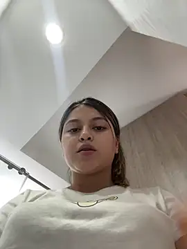Snapshot of lunablossom_ chatting on 12.16.24 lunablossom online show from 12.16.24