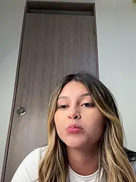 Snapshot of lunablossom_ chatting on 12.26.24 lunablossom online show from 12.26.24