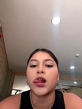 Snapshot of lunablossom_ chatting on 12.31.24 lunablossom online show from 12.31.24