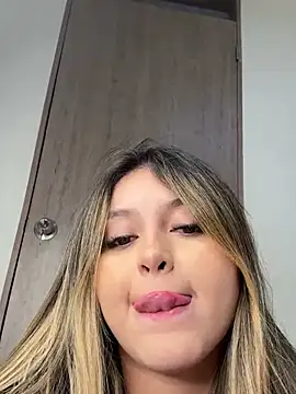 Snapshot of lunablossom_ chatting on 01.28.25 lunablossom online show from 01.28.25
