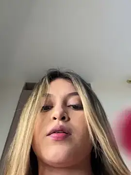 Snapshot of lunablossom_ chatting on 02.17.25 lunablossom online show from 02.17.25