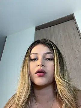 Snapshot of lunablossom_ chatting on 02.18.25 lunablossom online show from 02.18.25