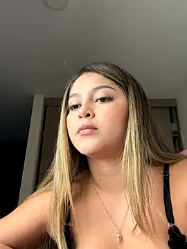 Snapshot of lunablossom_ chatting on 09.16.25 lunablossom online show from 09.16.25