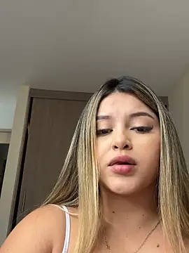 Snapshot of lunablossom_ chatting on 09.17.25 lunablossom online show from 09.17.25