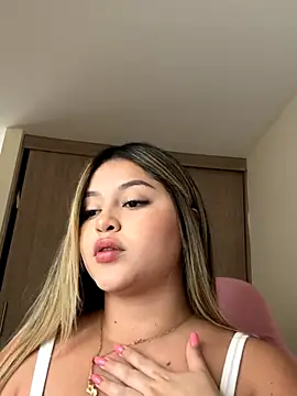 Snapshot of lunablossom_ chatting on 10.04.25 lunablossom online show from 10.04.25