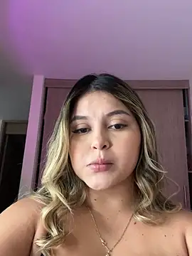 Snapshot of lunablossom_ chatting on 10.15.25 lunablossom online show from 10.15.25