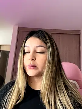 Snapshot of lunablossom_ chatting on 10.18.25 lunablossom online show from 10.18.25