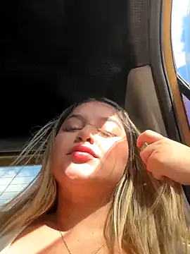 Snapshot of lunablossom_ chatting on 10.19.25 lunablossom online show from 10.19.25