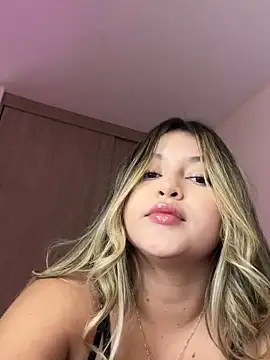 Snapshot of lunablossom_ chatting on 10.21.25 lunablossom online show from 10.21.25