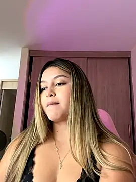 Snapshot of lunablossom_ chatting on 10.23.25 lunablossom online show from 10.23.25