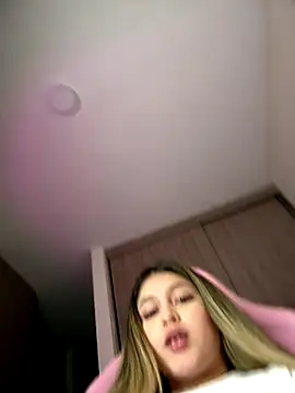 Snapshot of lunablossom_ chatting on 11.05.25 lunablossom online show from 11.05.25