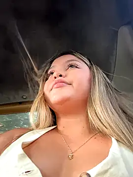 Snapshot of lunablossom_ chatting on 11.08.25 lunablossom online show from 11.08.25