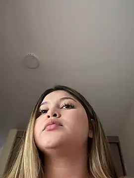 Snapshot of lunablossom_ chatting on 11.17.25 lunablossom online show from 11.17.25