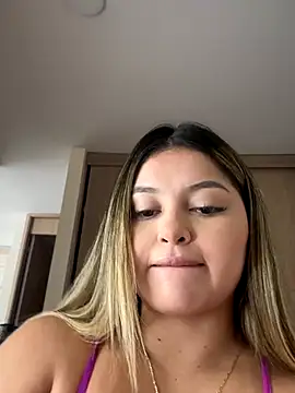 Snapshot of lunablossom_ chatting on 11.19.25 lunablossom online show from 11.19.25