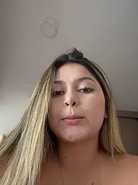 Snapshot of lunablossom_ chatting on 11.20.25 lunablossom online show from 11.20.25