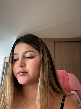 Snapshot of lunablossom_ chatting on 12.03.25 lunablossom online show from 12.03.25