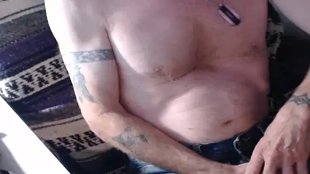 Snapshot of QueenDenizeAndTheCaptain chatting on 10.16.25 QueenDenizeAndTheCaptain online show from 10.16.25