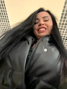 CrazzyChicks online show from 10.17.25