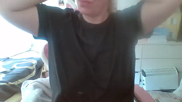 Snapshot of BondageGirl35 chatting on 03.25.26 BondageGirl35 online show from 03.25.26