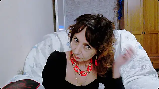 Snapshot of AnnieEltgant chatting on 12.27.24 AnnieEltgant online show from 12.27.24