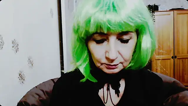 Snapshot of AnnieEltgant chatting on 12.04.25 AnnieEltgant online show from 12.04.25