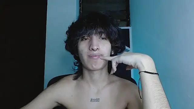 Snapshot of littlextreme chatting on 05.17.26 littlextreme online show from 05.17.26