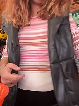 Snapshot of DaisyVibesss chatting on 12.20.25 DaisyVibesss online show from 12.20.25