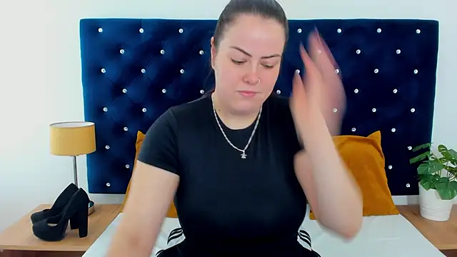 Snapshot of EvaLick chatting on 11.13.25 EvaLick online show from 11.13.25