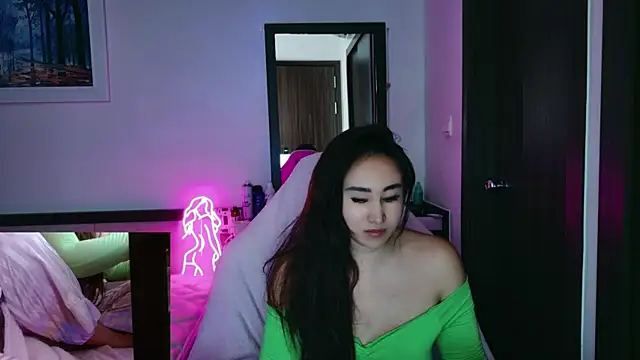 Snapshot of AsianQueens chatting on 12.18.25 AsianQueens online show from 12.18.25