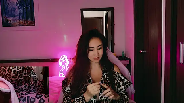 Snapshot of AsianQueens chatting on 12.19.25 AsianQueens online show from 12.19.25