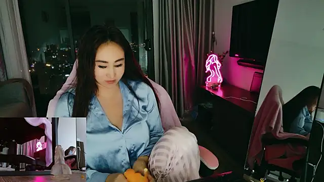 Snapshot of AsianQueens chatting on 12.21.25 AsianQueens online show from 12.21.25