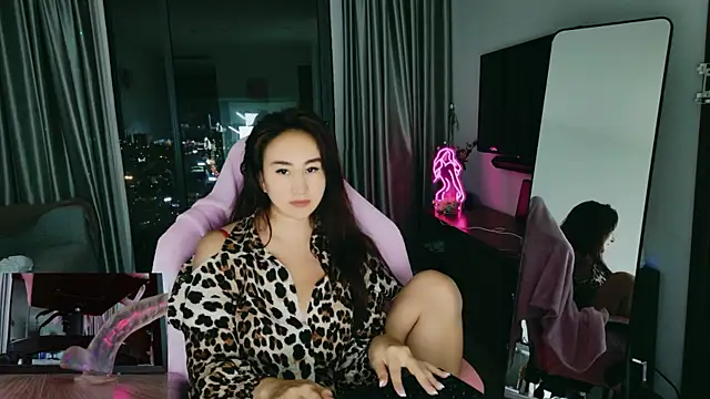 Snapshot of AsianQueens chatting on 12.22.25 AsianQueens online show from 12.22.25